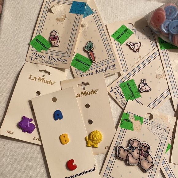 Bundle of La Mode , Daisy Kingdom and More Buttons - Picture 4 of 5